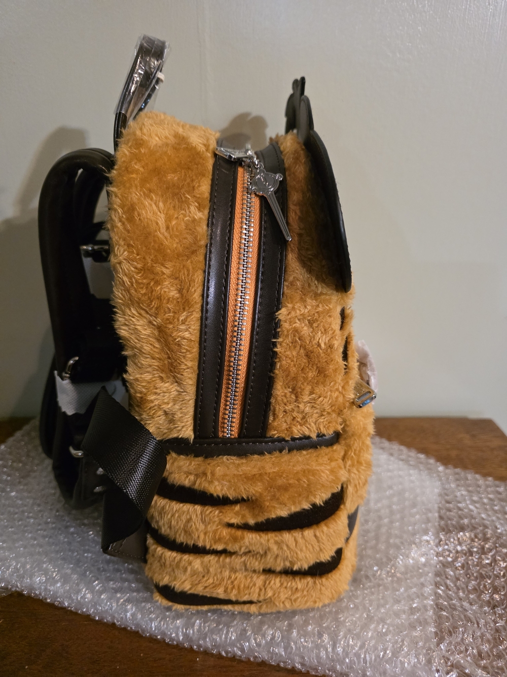 Loungefly Puss in Boots Plush Cat Mini Backpack - Brown - Picture 4 of 8
